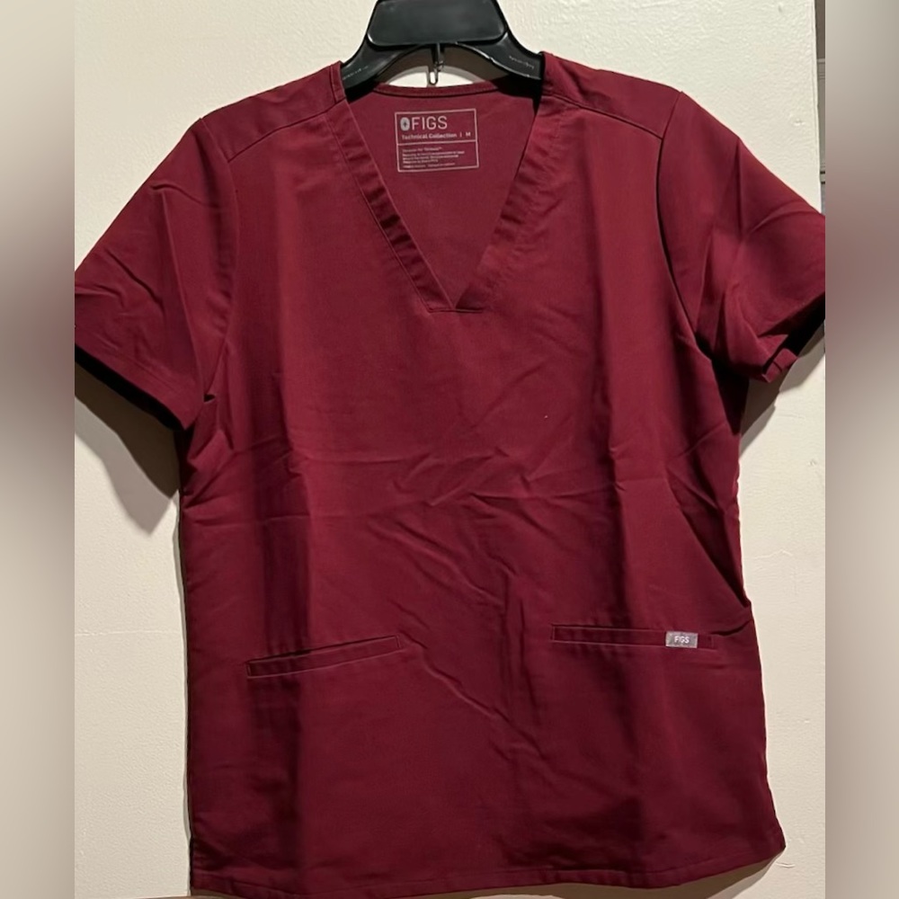 FIGS Casma Three-Pocket Scrub Top SIZE MEDIUM in Burgundy